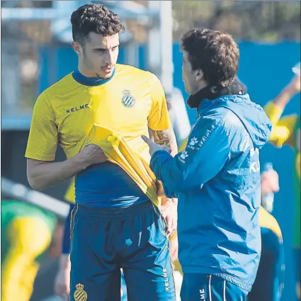  ?? FOTO: PUNTÍ ?? Hermoso, dialogando con Rubi en un entrenamie­nto. El central vuelve al equipo mañana tras haber cumplido sanción ante el Rayo