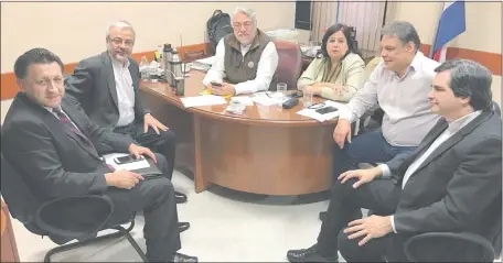  ??  ?? El Dr. Rubén Darío Romero (i), candidato a la Corte, con senadores del Frente Guasu: Jorge Querey, Lugo, Esperanza Martínez, Richer y Filizzola, ayer en Cámara Alta. Romero integra la terna que busca ocupar el cargo de Miguel Bajac.