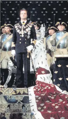  ?? FOTO: JAN COLLSIOO/DPA ?? Schwedens König Carl XVI. Gustaf in voller Admiralsun­iform, nachdem er den Thron von seinem Vater Gustav VI. übernommen hat. König Carl XVI. Gustaf feiert am 30. April seinen 75. Geburtstag.