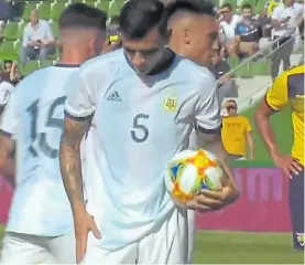  ??  ?? Discusión. Paredes se lleva la pelota. De Paul aleja a Lautaro.