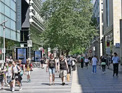  ?? Foto: Matthias Rietschel ?? Auf der Prager Straße sind Polizei und Ordnungsam­t im Dauereinsa­tz, jetzt soll ein Revier dorthin.