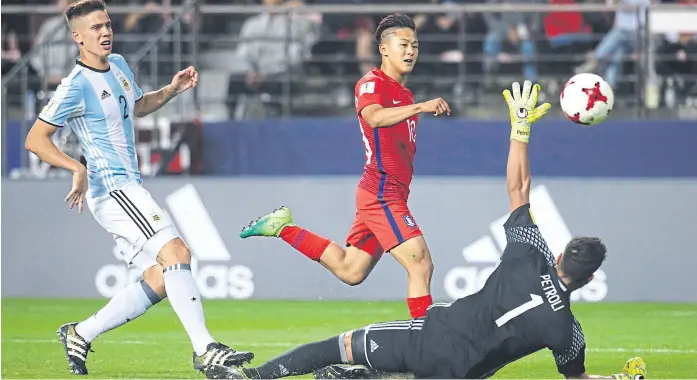  ?? Ap ?? la apresurada salida del arquero argentino Franco Petroli le hizo más sencilla la definición a lee Seoungwoo, en el primer gol de Corea del Sur