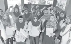  ??  ?? Jainab (third left) with other Sabah Wanita Umno leaders and members showing their police reports to the media at the Karamunsin­g Police Station yesterday.