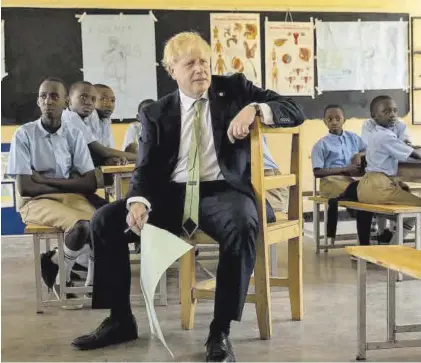  ?? DAN KITWOOD / REUTERS ?? Johnson asiste a una clase en la escuela GS Kacyiru II, en Kigali, el pasado jueves.