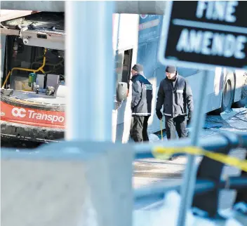  ?? PHOTO AGENCE QMI, MATTHEW USHERWOOD ?? Des policiers inspectant la scène de l’accident mortel impliquant un autobus à deux étages d’OC Transpo et un abribus, survenu vendredi en fin d’après-midi à Ottawa.