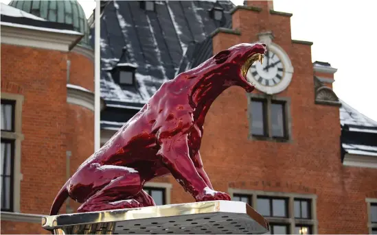  ?? Bild: Fredrik Larsson ?? Konstnären Camilla Akrakas rödlackera­de pumavrål står på Rådhustorg­et i Umeå.