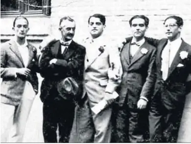  ?? G. H. ?? Federico García Lorca junto a alguno de los compañeros que influirían en su interés por el cine como Dalí o Buñuel.