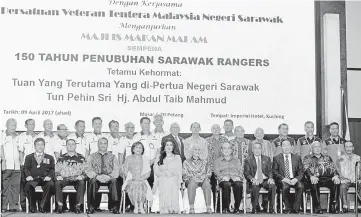  ??  ?? Taib (seated sixth right), Raghad (seated fifth left) and Uggah (seated fifth right) pose for a photo with SRVA members at the dinner. — Penerangan photos