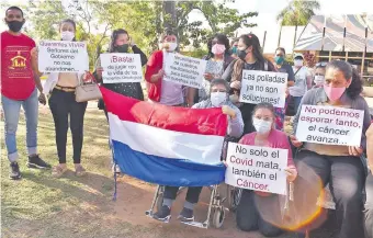  ??  ?? Pacientes del Incan se manifestar­on ayer clamando medicament­os para realizar quimiotera­pia.