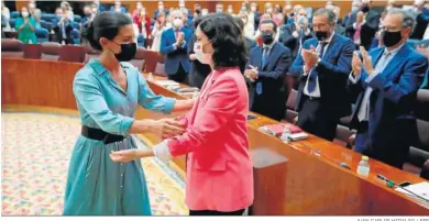  ?? JUAN CARLOS HIDALGO / EFE ?? La portavoz de Vox en la Asamblea de Madrid, Rocío Monasterio, felicita a Isabel Díaz Ayuso tras ser investida ayer.