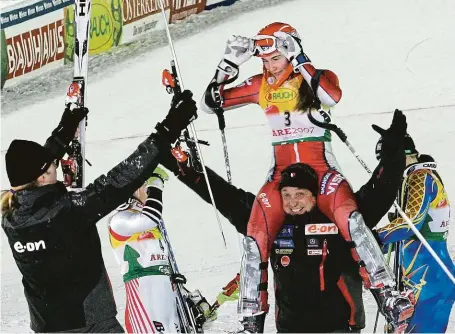  ?? FOTO GETTY IMAGES ?? S mistryní světa na ramenou. V roce 2007 dosáhla Záhrobskéh­o dcera Šárka největšího úspěchu kariéry – slalomářsk­ého zlata na MS v Aare.