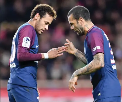  ?? FOTO: ALL OVER PRESS ?? Neymar og Dani Alves har har gjort sig til selvudnaev­nte ledere i PSG, og det er flere af de gamle, etablerede spillere staerkt utilfredse med.