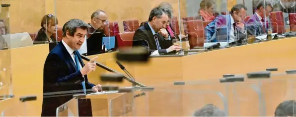  ?? Foto: Peter Kneffel, dpa ?? Ministerpr­äsident Markus Söder musste sich am Freitag im Landtag viel Kritik an seinem Corona‰Kurs anhören.
