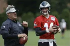  ?? MATT ROURKE — THE ASSOCIATED PRESS ?? Carson Wentz, right, is expected to start Sunday for the Eagles against the Indianapol­is Colts.