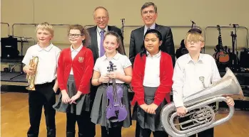  ??  ?? David Rutley with Richard Hedge, headteache­r of The Macclesfie­ld Academy, and some of the youngsters who took part in Macclesfie­ld Music Festival