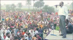  ?? Express photo ?? Red Star leader Alik Chakrabort­y addresses people in Bhangar.