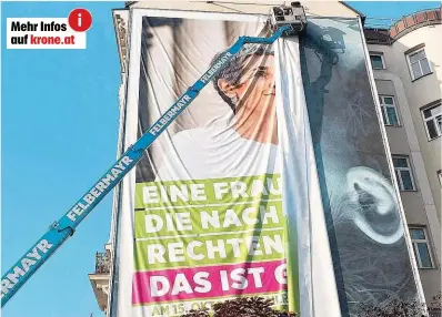  ??  ?? Aus und vorbei. Das riesige grüne Plakat beim Wiener Naschmarkt wurde abgehängt. Die gesamte Partei verschwind­et nach dem Wahl- Debakel von der Bildfläche.