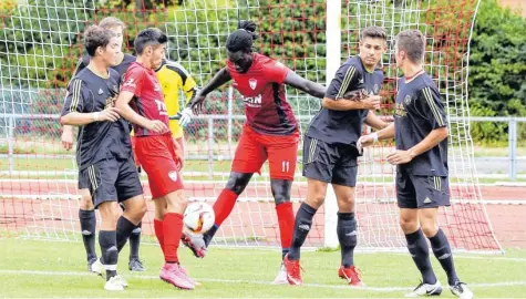  ?? Foto: Kolbert ?? Jerome Fayé (Mitte, am Ball) war mit seinen beiden Treffern maßgeblich an der 0:2-Niederlage des SV Mering gegen Türkspor Augsburg beteiligt. Der MSV kommt in dieser Saison nicht so recht in Schwung und ist nun schon drei Spiele sieglos.