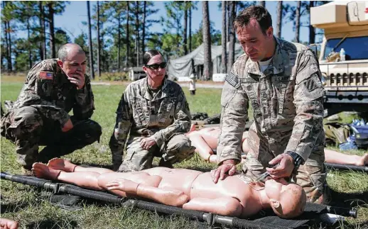  ?? Fotos de John Bazemore / AP ?? Instructor­es del Ejército estadounid­ense enseñan técnicas de primeros auxilios en Fort Benning, en Columbus, Georgia, el martes 17 de octubre de 2017.