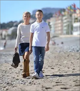  ?? (Photo Sébastien Botella) ?? Enzo et sa famille (ici aux côtés de sa maman Pascale) ont fêté, il y a une dizaine de jours, le premier anniversai­re de sa transplant­ation.