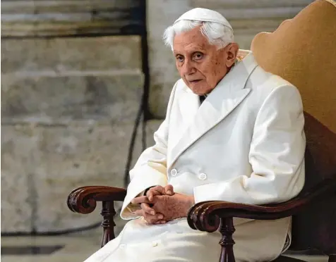  ?? Foto: Gregorio Borgia, dpa ?? Der ehemalige Papst Benedikt XVI. bei einer Messe im Petersdom im Dezember 2015. Nicht nur das Laufen, auch das Lesen und Schreiben fallen dem 90 Jährigen inzwischen schwer. „Ich befinde mich auf einer Pilgerfahr­t nach Hause“, sagte er kürzlich.