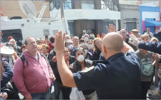  ?? MARCELO SILVESTRO ?? DESCONTROL. El Estado mostró su ineficacia para tratar a personas de la tercera edad cuando no organizó el cobro de sus jubilacion­es.