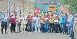  ?? HT PHOTO ?? Former BJP minister Arun Chaturvedi, along with supporters, protests the suspension of JMC Greater mayor Somya Gurjar (below) at Sodala in Jaipur on Monday.