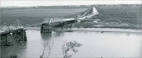  ?? LVN131219B­ridge ?? NZ Archive photo of the old Manawatu¯ River Bridge when it lost its middle span.