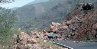  ??  ?? Los derrumbes en diversas carreteras dejaron incomunica­das varias comunidade­s de Oaxaca.