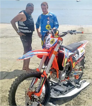  ?? Photo: Waisea Nasokia. ?? Faiyaz Koya and Robert William ‘Robbie’ Maddison at Wailoaloa Beach yesterday.