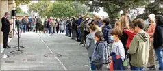  ?? (Photos C.G.) ?? De nombreux adultes et enfant du groupe scolaire Gérard-Philipe. ont répondu à l’appel de la mairie pour rendre hommage à Samuel Paty, hier matin.