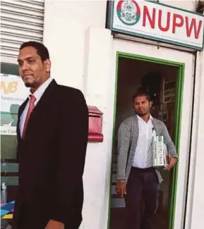  ?? PIC BY
ZUNNUR AL SHAFIQ ?? MACC officers leaving the National Union of Plantation Workers’ office in Jalan Gasing after raiding the premises yesterday.