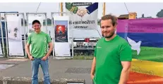  ?? RP-FOTO: HOLGER LODAHL ?? Johannes Krähe (li.) von Greenpeace Düsseldorf und Caspar Klimmeck zeigen vor und auf dem Schiff die Ausstellun­g über Waffenhand­el.