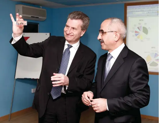  ??  ?? European Energy Commission­er Günther Oettinger (L) reviewing the Shah Deniz condensate barrel given to him as a token for his visit to the Sangachal terminal in April 2010.