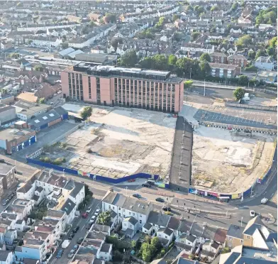  ?? ?? The Teville Gate site in Worthing, with the HMRC building in the background. Picture: Eddie Mitchell