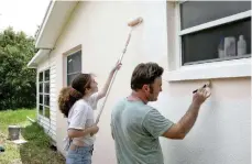  ??  ?? Las pinturas de terminació­n mate son ideales para las casas cuyas paredes exteriores están recubierta­s de estuco.