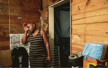  ?? Jon Shapley / Staff photograph­er ?? Sandra Edwards has given up hope for aid fixing up her Kashmere Gardens home, which flooded during Hurricane Harvey.