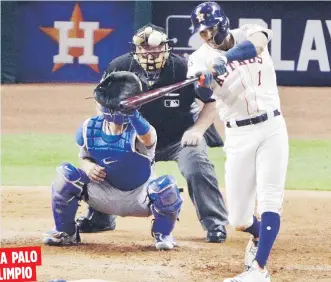  ??  ?? A PALO
LIMPIO Carlos Correa conecta un jonrón de dos carreras en la séptima entrada el domingo. Abajo, George Springer celebra el suyo dos turnos antes.