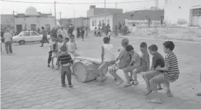  ??  ?? Faute d’espaces de loisirs, des enfants jouent dans la rue