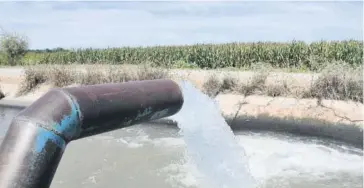  ?? FOTO: DEBATE ?? El uso eficiente del agua es necesario en la agricultur­a.