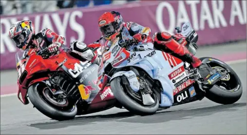  ?? ?? Pedro Acosta, con la moto 31 de GasGas, adelanta a Marc Márquez, con la 93 del equipo Gresini, durante la carrera del GP de Qatar.