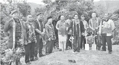  ??  ?? WETROM dan Akdan memulakan majlis dengan menanam pokok di halaman sekolah berkenaan.