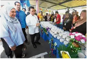  ?? — Bernama ?? Delicious fare: Mohd Shafie and Sabah Broadcasti­ng Acting Director Malinaziah Datu Mohd Julaspi (left) visiting the RTM Ramadan bazaar in conjunctio­n with the RTM Ramadan Broadcasti­ng Malaysia programme at the Integrated Complex of the Communicat­ions...