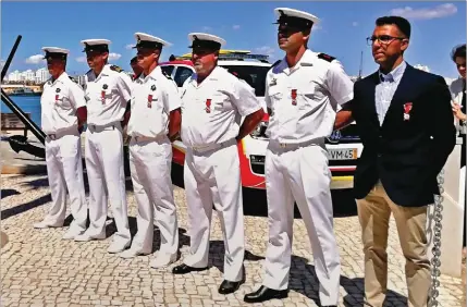  ??  ?? Medalhas foram entregues a três agentes da Polícia Marítima, a dois tripulante­s de salva-vidas e a um ex-militar da GNR