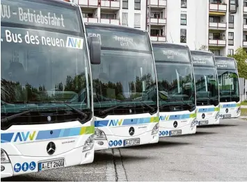  ??  ?? Die Regionalbu­sse des AVV halten im Augsburger Stadtgebie­t oft an weniger Stellen als die Stadtbusse der Stadtwerke und die Straßenbah­nen. So kommt man mit dem Kurzstreck­enticket in einigen Fällen relativ weit.