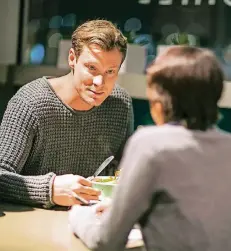  ?? FOTO: ORTHEN ?? Treffen beim Essen: Marcell Jansen im Gespräch mit RP-Journalist­in Jessica Balleer in seinem Restaurant „Ben Green“am Flughafen Köln-Bonn.