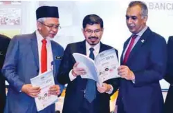  ??  ?? From left: Statistics Department deputy chief statistici­an Azahari Mohd Raslan, Mohd Uzir and Penang Developmen­t Corporatio­n deputy general manager of planning & developmen­t Iskandar Basha Abdul Kadir at the briefing yesterday.