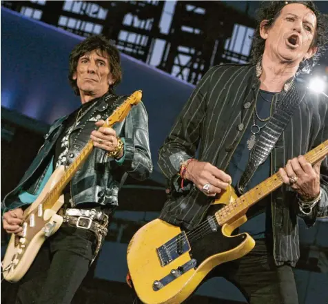  ?? Foto: Laurent Gillieron, dpa ?? Bei den Rolling Stones waren die E‰Gitarren in den 60er Jahren mehr als nur Instrument­e, sie waren Waffen gegen das Establishm­ent. Links im Bild Ron Wood mit einer Stra‰ tocaster, rechts Keith Richards mit einer Telecaster.