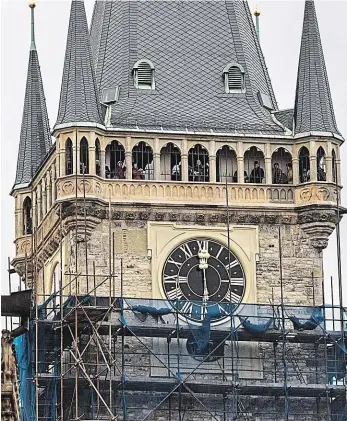  ??  ?? Zlatočerné baroko Nové barokní hodiny na Staroměsts­ké radnici včera odbily své první pravé poledne. Turisté si nyní musí zvyknout, že velká ručička ukazuje hodiny a malá minuty.