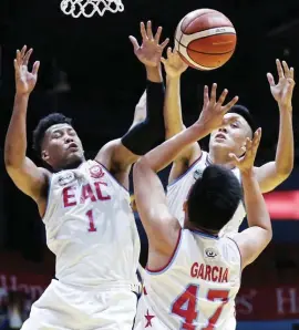  ?? RIO DELUVIO ?? KARAMBOLA sa ere ang tatlong miyembro ng Emilio Aguinaldo College nang magkaagawa­n sa rebound sa isang tagpo ng kanilang laro kontra Lyceum kamakailan sa NCAA seniors basketball tournament sa Fil-Oil Center.